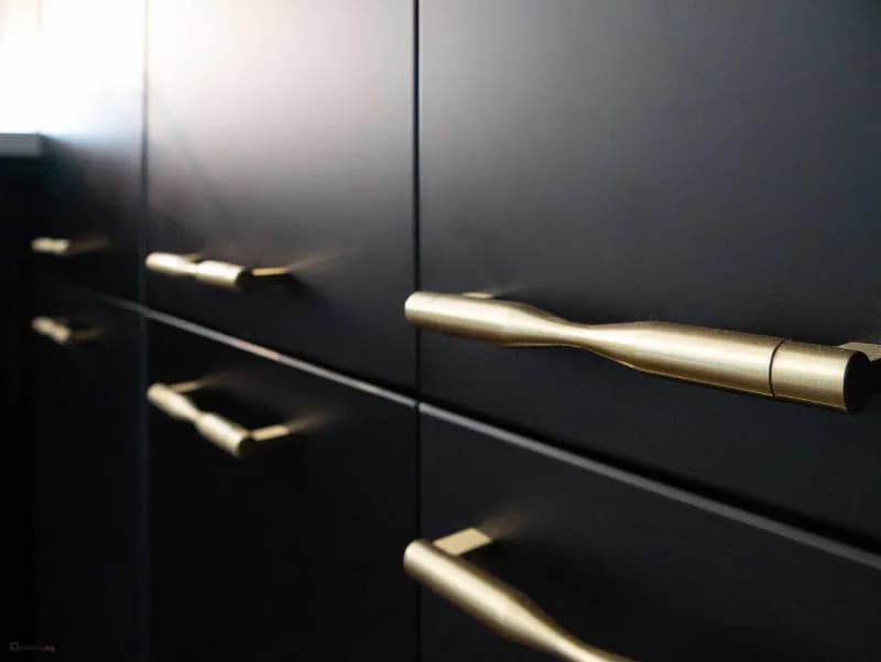 Монтаж на врати и дръжки за кухненски шкафове